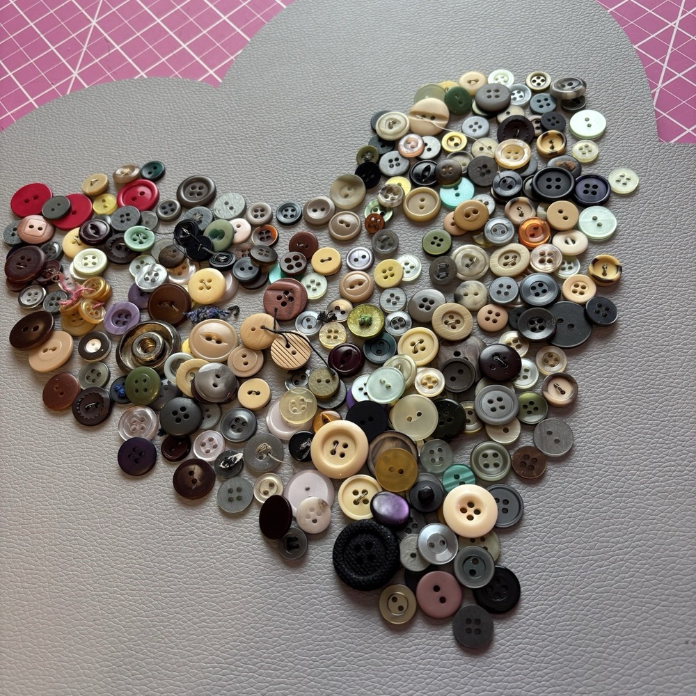 Button Lot Of Assorted Colors In 2‎ Hole 4 Hole Shiny Mat Red Blue Black Grey